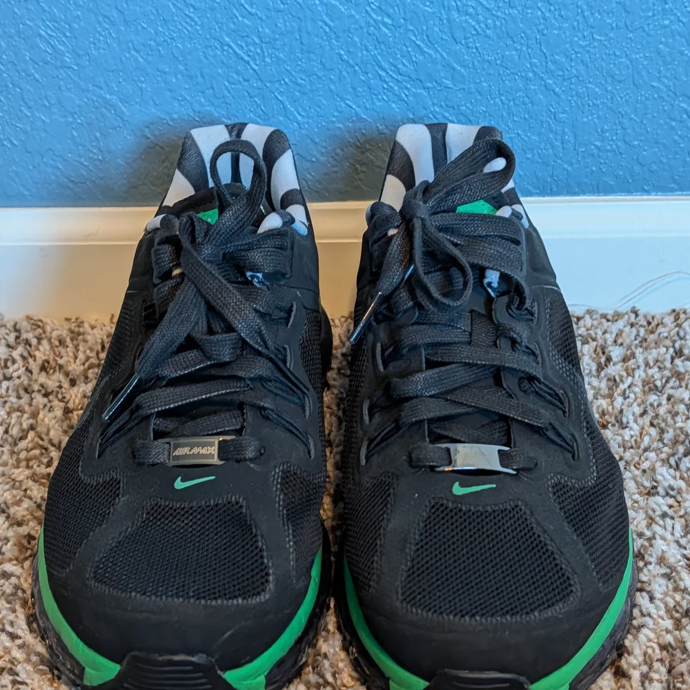Nike Men's Black and Green Running Shoes - Picture 3 of 6